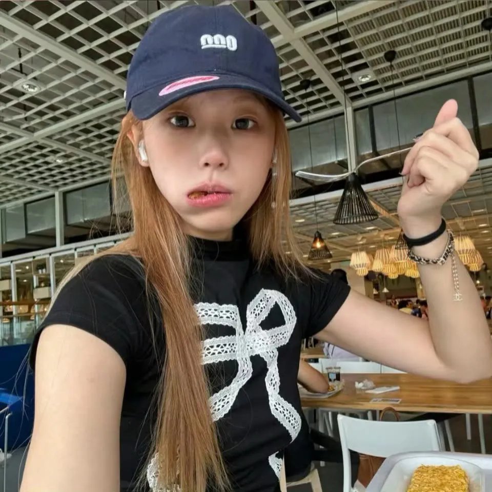 照片的她